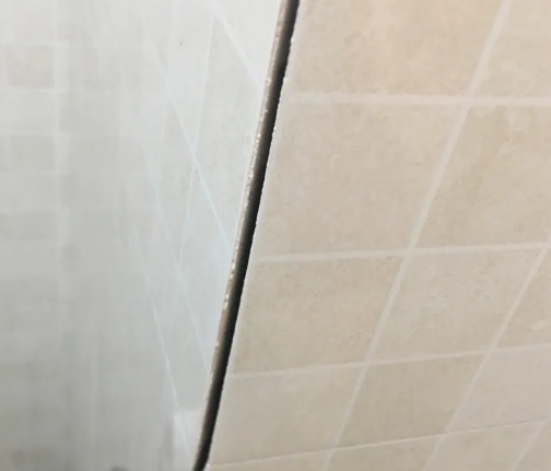 涉县瓷砖空鼓维修公司分享阳台瓷砖脱落的修复过程可以分为以下几个步骤